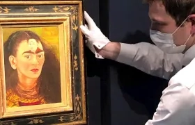 Un operario de Sotheby's desplaza el autorretrato "Diego y yo", de Frida Kahlo, a la sede de la casa de subastas en Nueva York. 