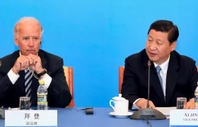 Presidente de Estados Unidos, Joe Biden (izda), y su homólogo chino, Xi Jiping (dcha). 