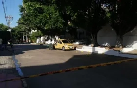 Momento en que la Sijin inspecciona el taxi en donde se movilizaba la víctima. 