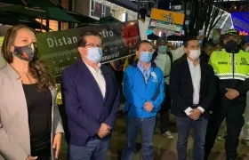 Ministros de Interior y de Salud acompañaron verificación de solicitud del carnet de vacunación en entradas de bares y restaurantes.