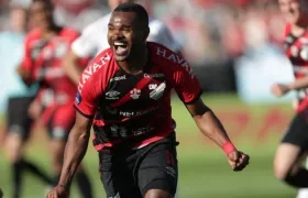 Maycon Ferreira 'Nikao' de Paranaense celebra luego de anotar un gol hoy