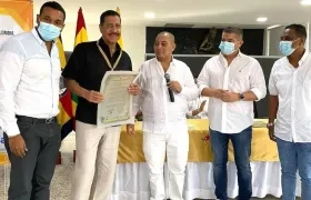 El empresario de espectáculos Enrique Chapman recibiendo la condecoración.