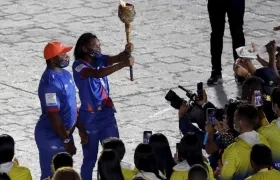 Los atletas colombianos Juan Manuel Morales y Valeria Cabezas encendieron el fuego panamericano.