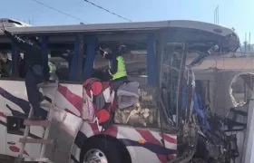 Así quedó el bus incrustado en la vivienda.