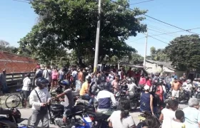 Muchas personas se aglomeraron en el lugar del crimen. 