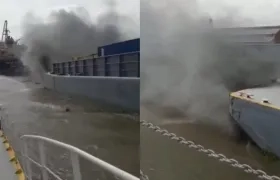 Momento del incendio en la lancha. 
