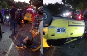 El taxi volcado tras el accidente. 