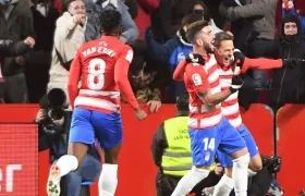 Santiago Arias festeja el gol del triunfo con sus compañeros. 