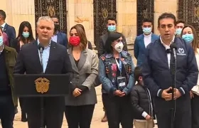 El Presidente Iván Duque y el registrdor Alexánder Vega.