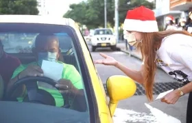 La gestora social Silvana Puello promoviendo las campañas.