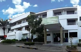 La sede del banco está ubicada en la instalaciones de la Clínica La Asunción. 