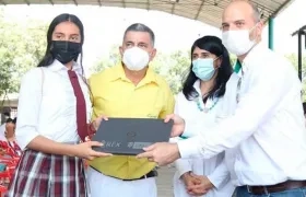 Entrega de la dotación a estudiantes.