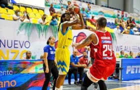 Dominique Francis dispara de tres ante la mirada de Jonathan Rodríguez. 