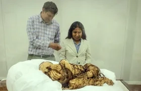 Yomira Huamán (d), la arqueóloga de la Universida Mayor de San Marcos que ha liderado las investigaciones, junto a su profesor Pieter Van Dalen (i), responsable del proyecto.