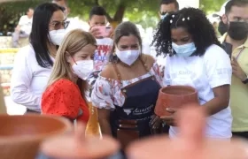 La Gobernadora Elsa Noguera y la Secretaria de Cultura Diana Acosta, observando los elementos.