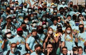 La gobernadora del Atlántico, Elsa Noguera, en medio de los participantes de la fotomaratón de Mira al Centro.