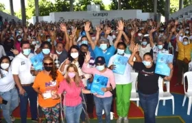 La Gobernadora Elsa Noguera y el Alcalde José Fernando Vargas con el grupo de beneficiarios.