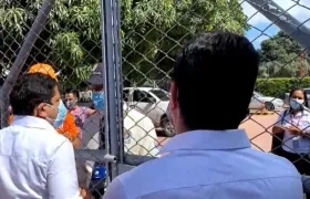 El Gobernador del Magdalena, Carlos Caicedo (derecha).