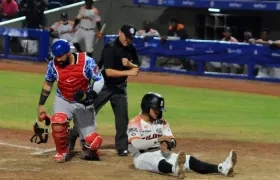 Sandy León, de Caimanes, pone out en el home a Francisco Acuña, de Gigantes.