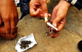 Consumo de droga en una calle. 