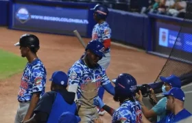 Manuel Joseph celebra con sus compañeros. 