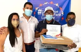 Entrega de los implementos a los directivos comunales.