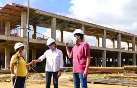 La Gobernadora Elsa Noguera visitando las obras.