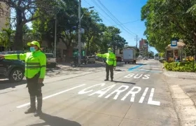 Carril exclusivo de bus en la calle 76. 