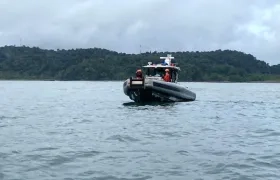 Un guardacostas patrullando en la búsqueda.