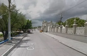 Calle 47 frente al Cementerio Universal. 