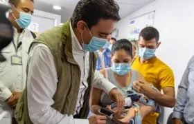 Momento en que es registrado un niño en la Registraduría. 