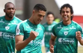 Pablo Sabbag, festejando el gol de tiro penal.