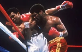 Leon Spinks conecta un golpe sobre Muhammad Ali.