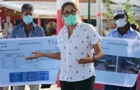 La Secretaria de Salud, Alma Solano, socializando el proyecto en el corregimiento de Martillo.