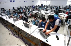 Personal electoral trabajando en los resultados.