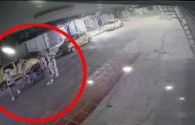 Momento en que ocurrió el atraco en el barrio El Pueblo. 