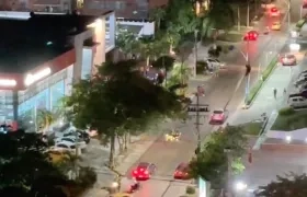 Momento del traslado de la mujer herida.