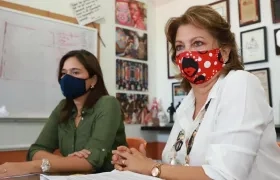 La Secretaria María Teresa Fernández y Carla Celia.