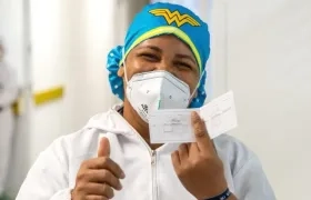 Liseidis Pérez muestra orgullosa su carné de vacunación contra el Covid-19.