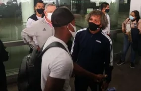 Andrés Felipe Román conversa con Alberto Gamero. 