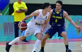 El barranquillero Gianluca Bacci marca a un argentino. 
