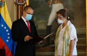 Canciller Jorge Arreaza entrega a la embajadora de la Unión Europea en Venezuela, Isabel Brilhante Pedroza, una carta de "persona no grata".