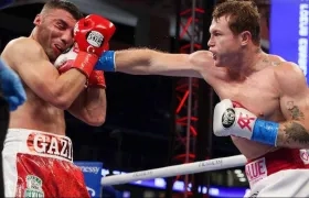 “Canelo” Álvarez impactando a Avni Yildirim, durante la pelea.