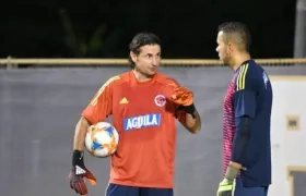 Des McAleenan en una charla con uno de los arqueros de Colombia. 