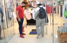 Algunas de las medidas fueron los tapetes para limpiar los zapatos al ingreso de los negocios.