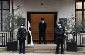 Varios agentes custodian la entrada del hospital King Edward VII de Londres.