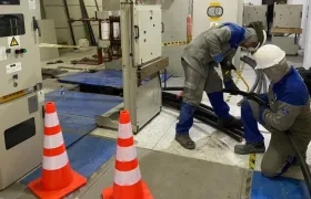 Técnicos trabajando en la subestación 20 de Julio.