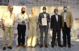 Los precandidatos tras la firma del pacto.