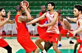 Jonathan Rodríguez enfrenta la marca de Selem Safar, Yildon Mendoza y Gianluca Bacci, ante la mirada de Antonio Peña. 