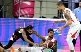 Salem Safar trata de sacar el balón para Jonathan Rodríguez.